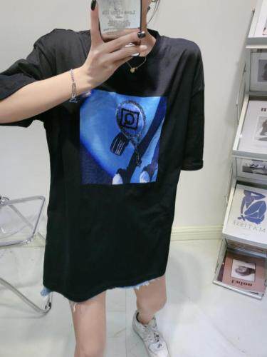 夏季重工图案T，女装，浅卡