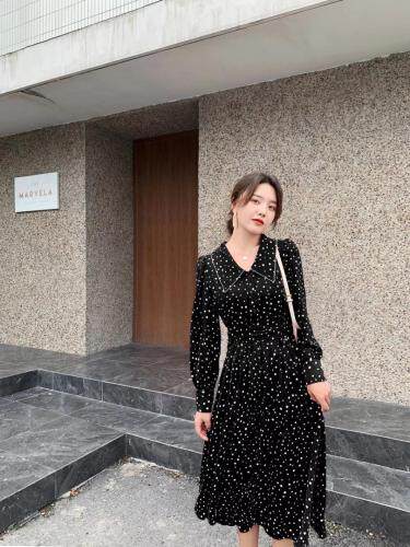 它来了大爱这个波点长裙?小翻领V型的设计·拥有天鹅颈不是问，其它，潘大利