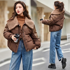 现货2023年冬季新款羊羔绒PU皮拼接加厚羽绒服大翻领宽松短外套女，女装羽绒服，仟媚宠