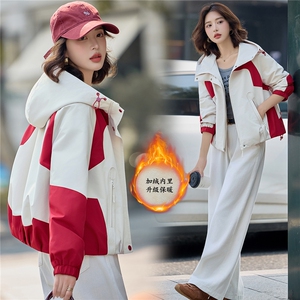 2026年冬季时尚潮流新款冲锋衣加绒外套，女装短外套，红依一坊