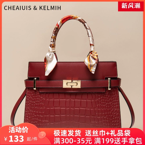 Красная сумка через плечо, изысканный стиль