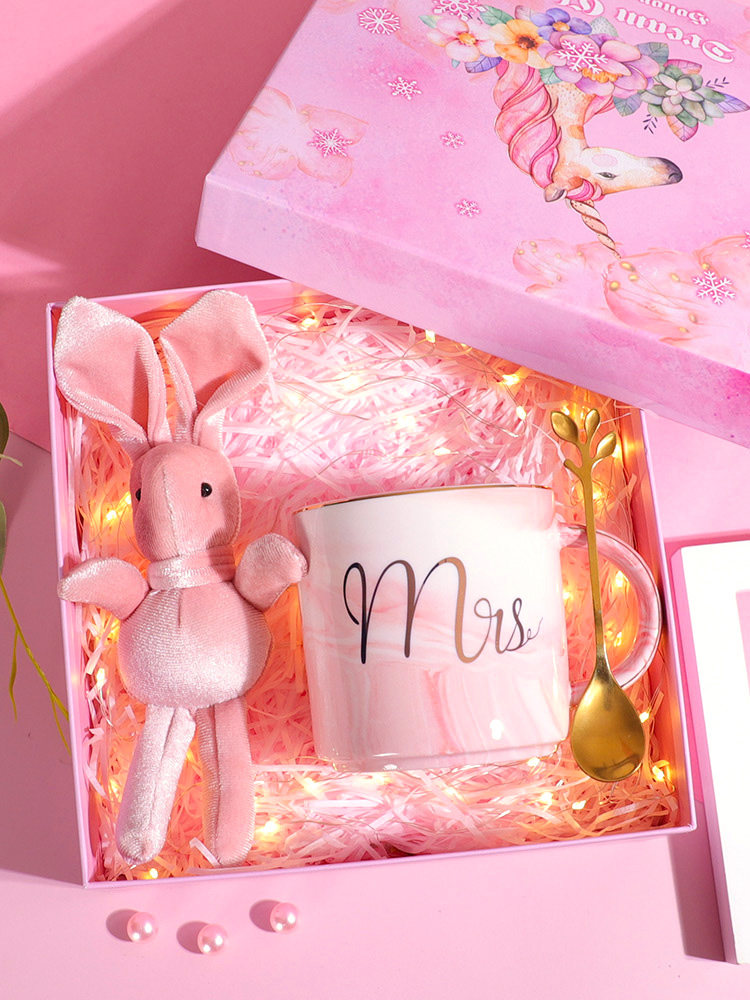 Wedding hand gift Bridesmaid small practical return gift box Guest female cup Best man towel Sister group Teacher's Day