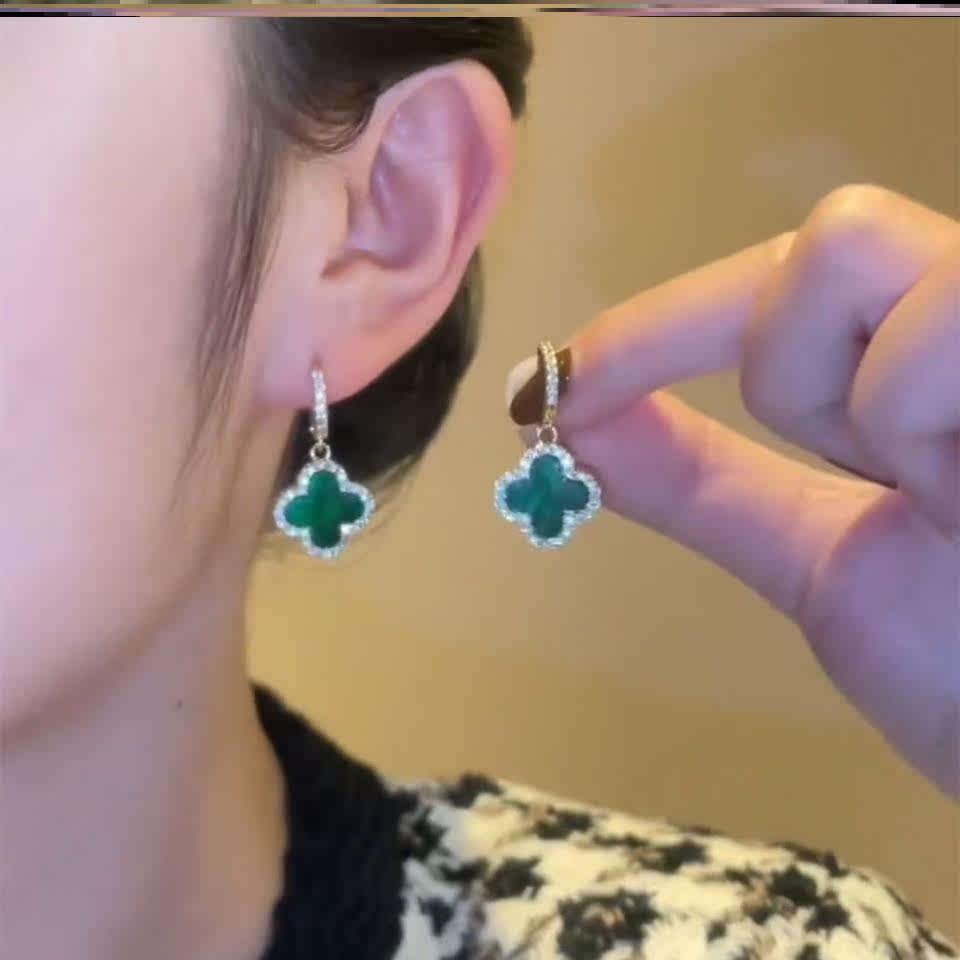 Earrings 2022 NEW TIDE Pure Silver Four Leaves Grass Small Scent Wind 100 Hitch a Temperament Brief Advanced Sensation Lukewarm Wind