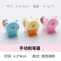 Светло -серый маленький уши с ручным ножом случайно