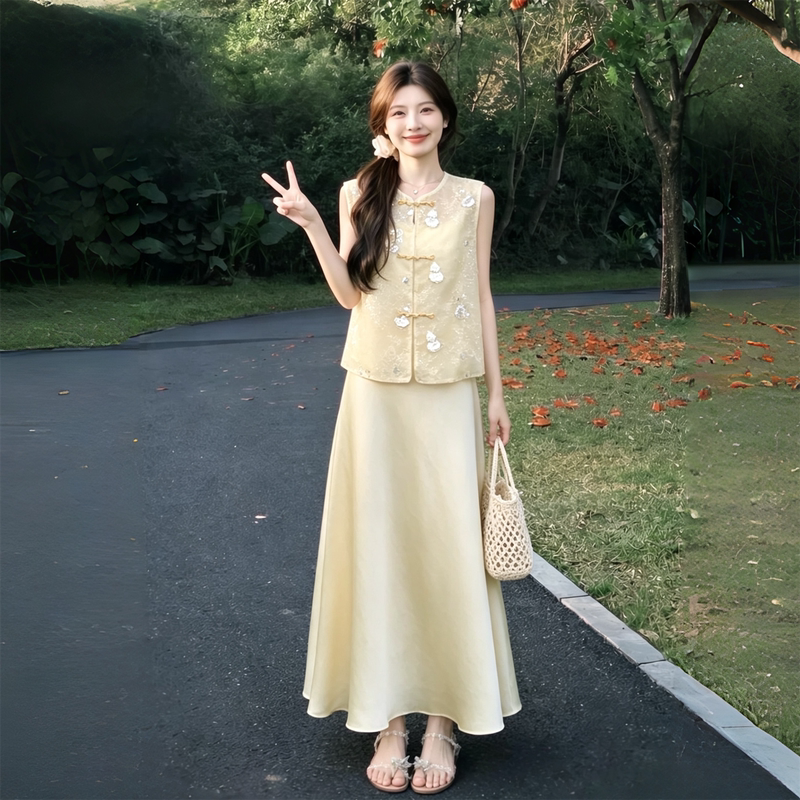 New Chinese-Style Sequin Embroidered Button-Up Vest and Satin Skirt Set for Women, Summer 2026 New Two-Piece Set New Chinese-Style Sequin Embroidered Button-Up Vest and Satin Skirt Set for Women, Summer 2026 New Two-Piece Set
