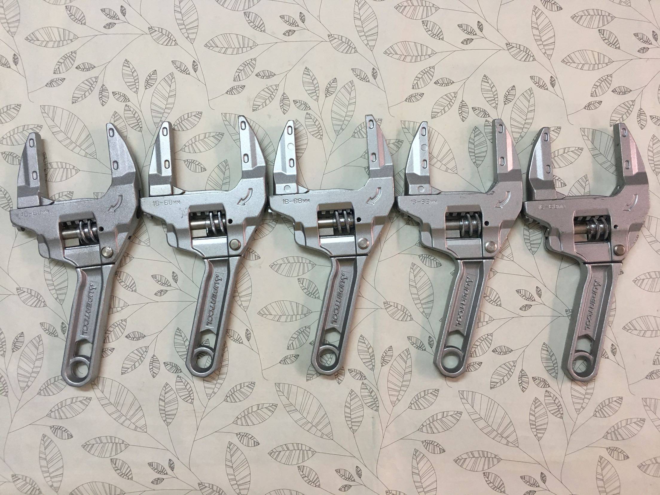 Into the Entrance World Bully SUPER Ratchet Aluminum Large Opening Live Wrench 16-68mm Light Bathroom Tap Wrench