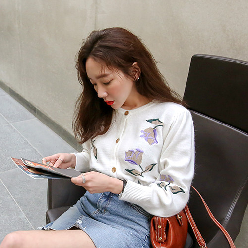 Day hair South Korean women's dress beautifully embroidered flowers single-row buttoned-knitted sweatshirt CM196