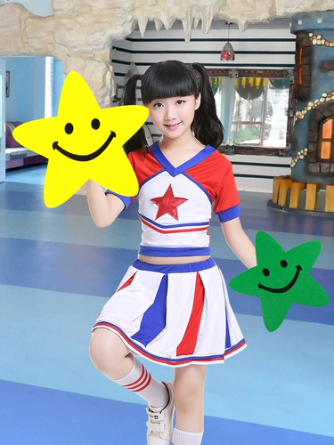 Дети, держащие танцевальные реквизит