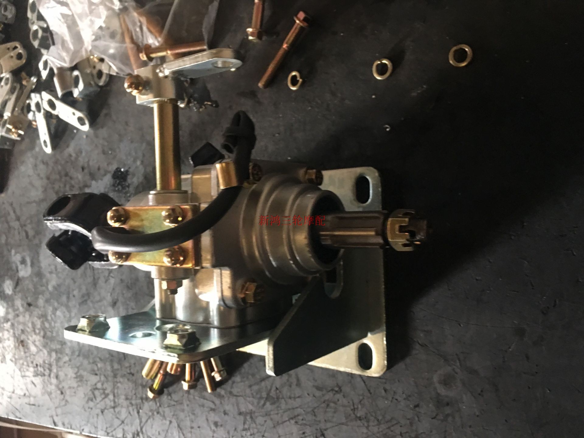 Power take-off converter in the center of tricycle motorcycle Hydraulic self-unloading spraying pesticide can be stopped for operation