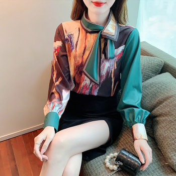 Mulberry silk printed streamer shirt is beautiful and fashionable with a skirt. Chic high-end shirt