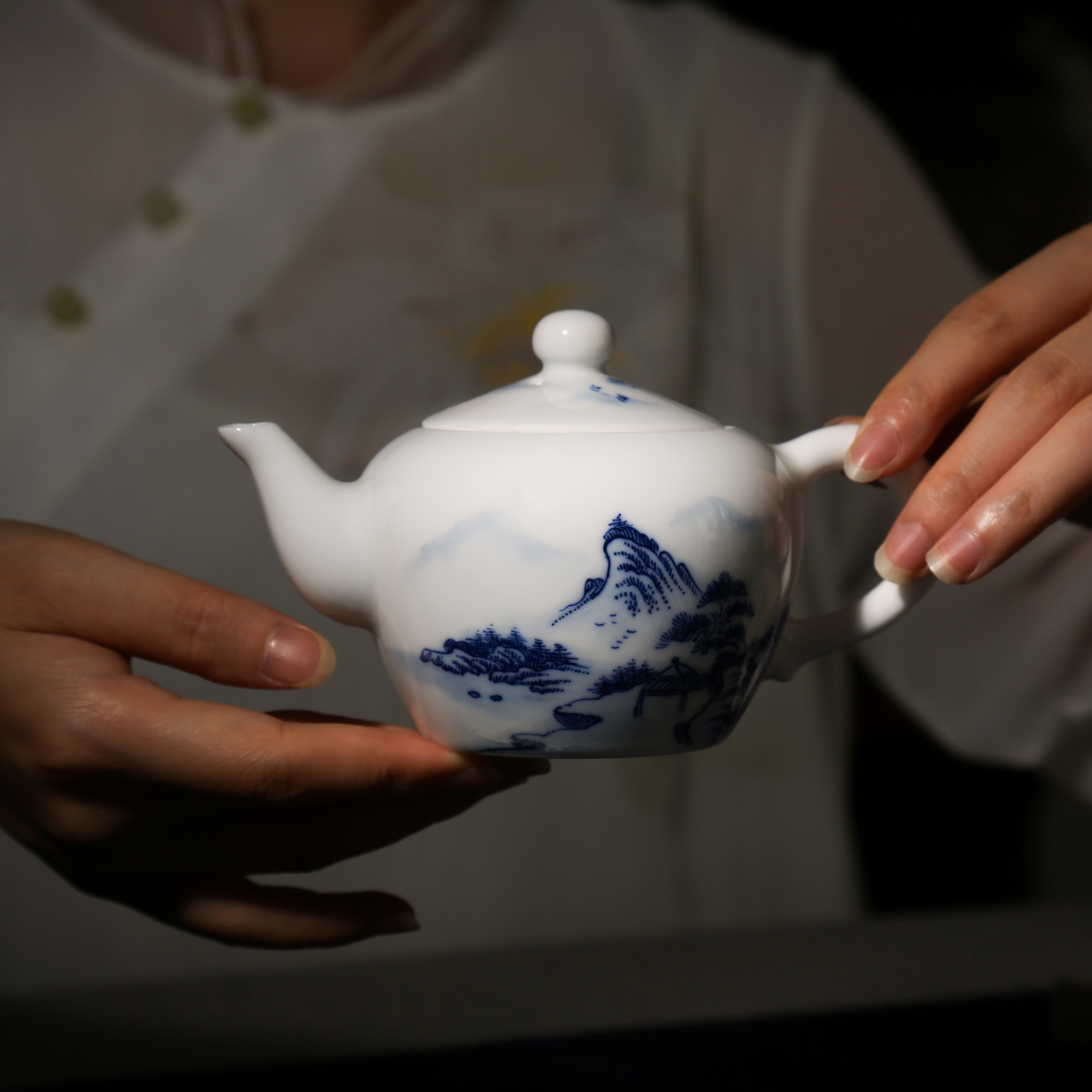 The View of song View song jingdezhen ceramics by hand Chinese blue and white porcelain and exquisite hollow out kung fu tea sets tea pot