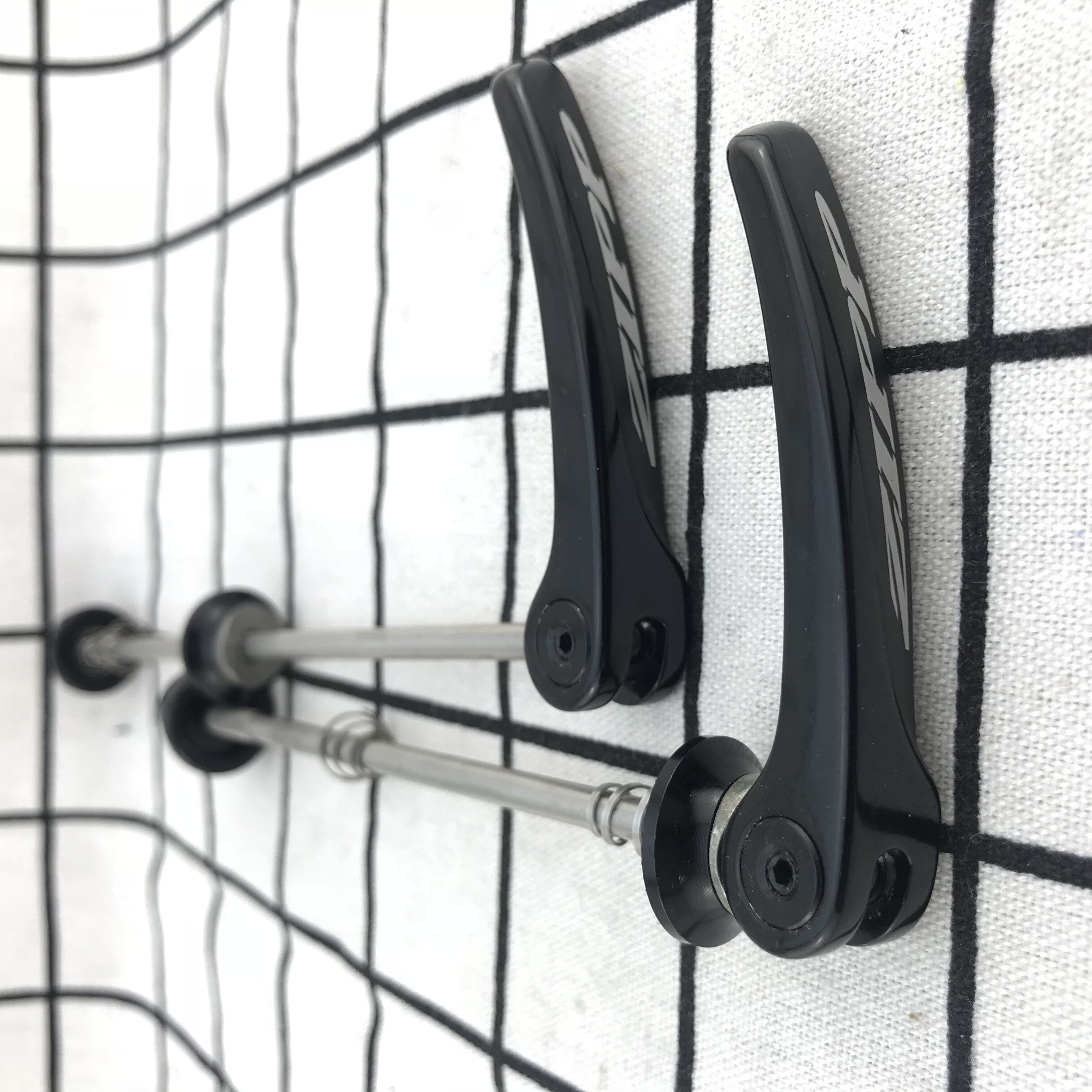 The new licensed ZIPP-S road car stainless steel quick dismantling white standard 100mm 130mm pair