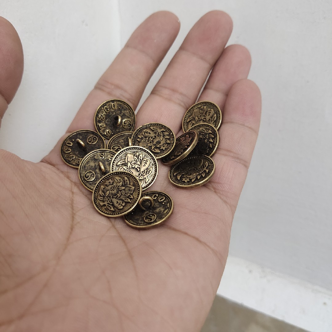 Brass Flat Coat Cumin Big Coat Bronze Flower Buttoned Flat Round of Hide Clothing Accessories Gossip Accessories Gossip Flat