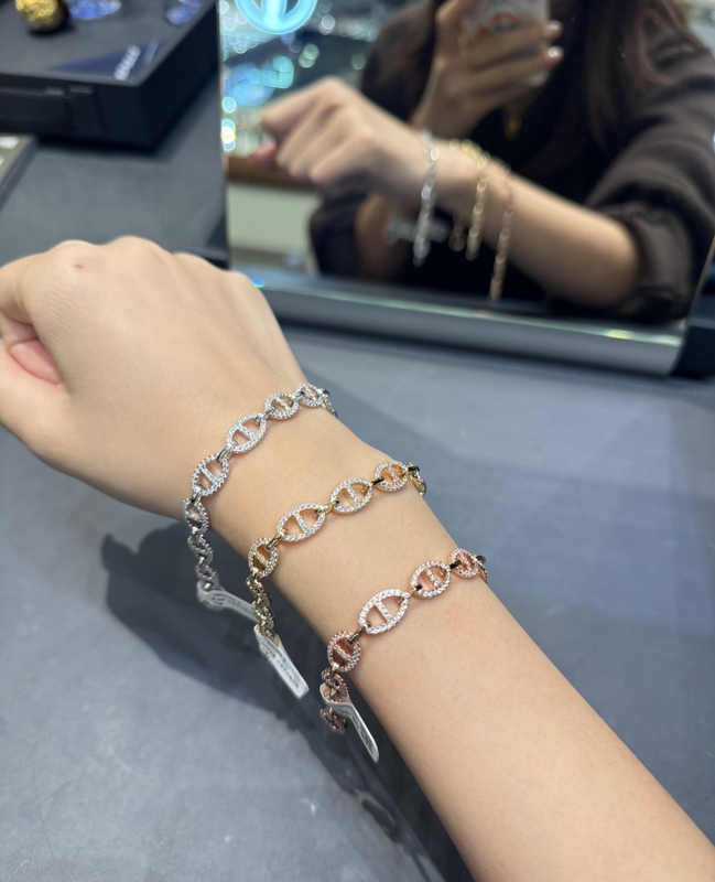 Apm Monaco Pig Nose Bracelet, Personalized and Elegant Silver Jewelry, Fashionable Birthday Gift