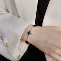 Черный браслет, четырехлистный клевер