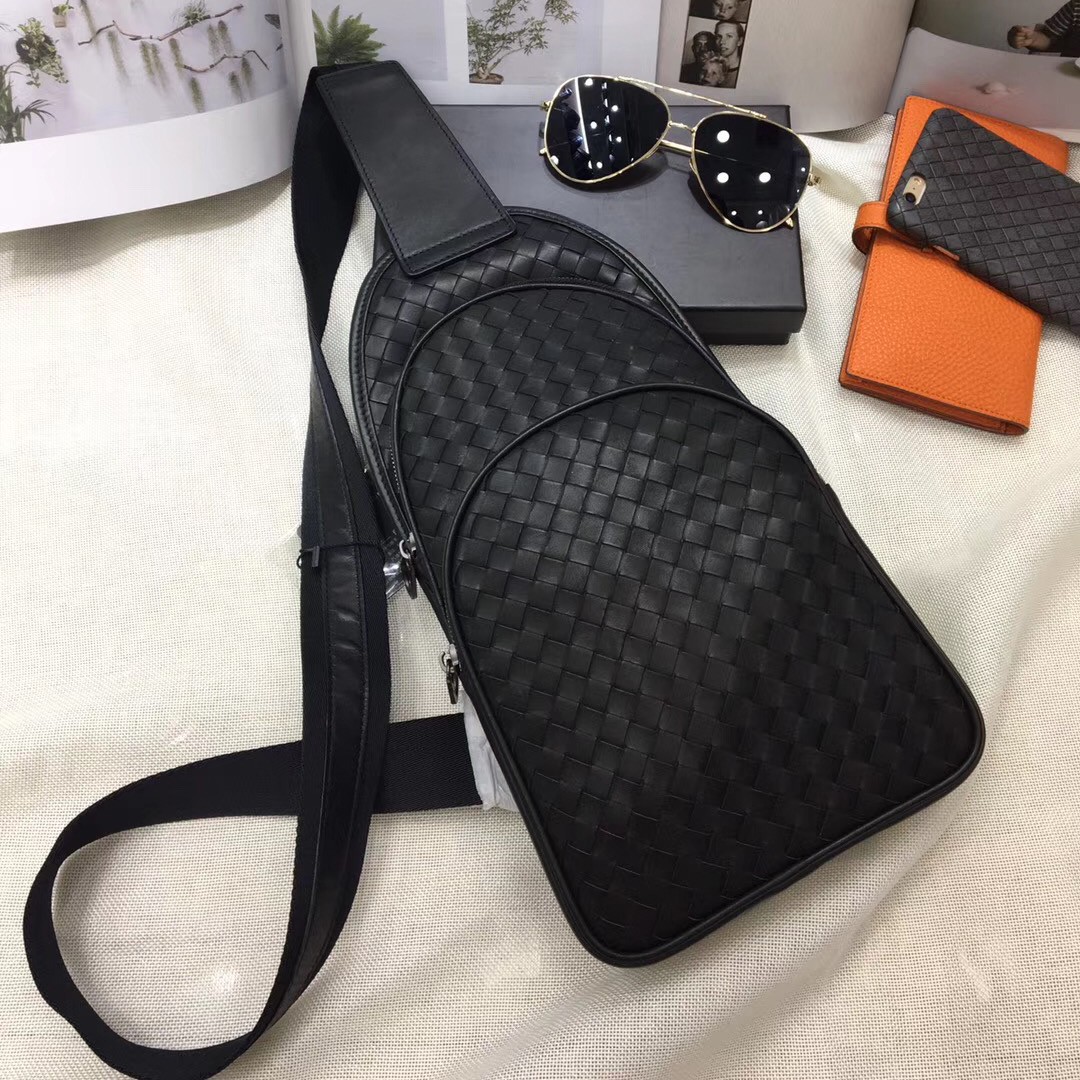 European and American light extravaganza Bull Leather Woven Chest Bag Men 2022 New Tide Cards Fashion Business Travel Skew Satchel 