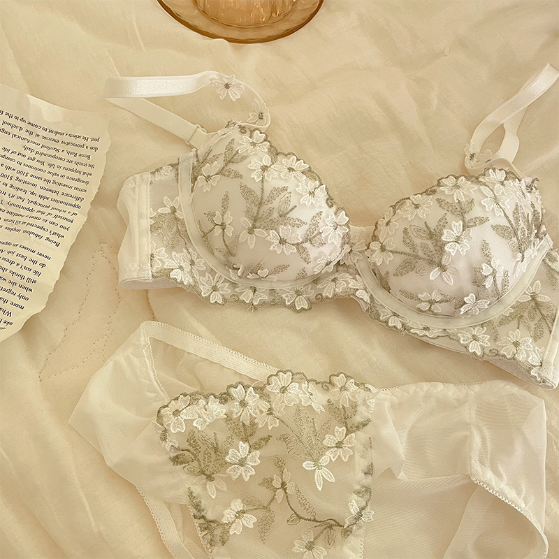 Japanese girl sweet rimmed small chest gathered on the collection of sub-milk lace underwear set Summer thin bra
