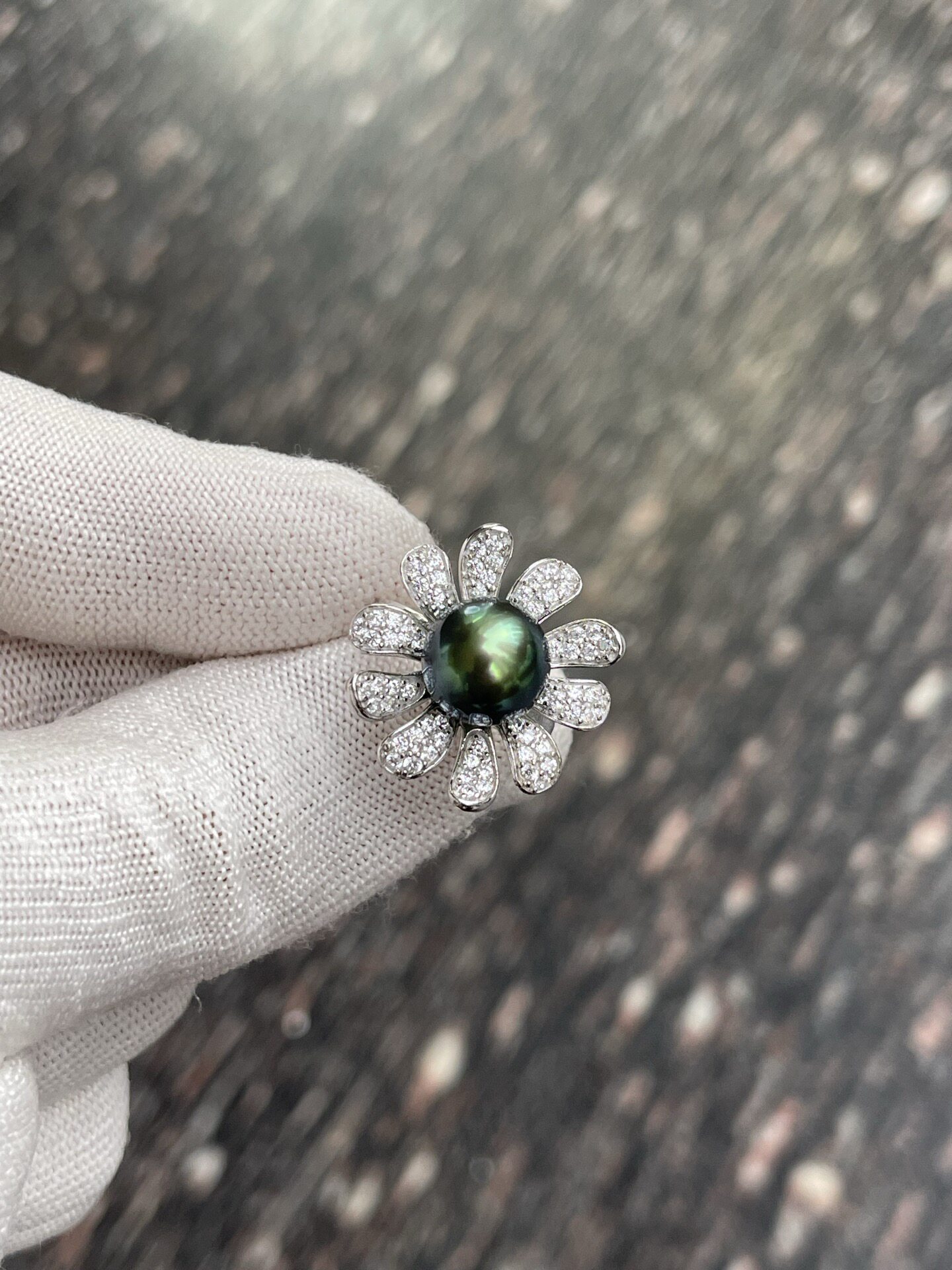 Gold Heart 10.98mm Malachite Green Tahitian Pearl Ring Sunflower Design Shot by Seiko S925 Natural Light