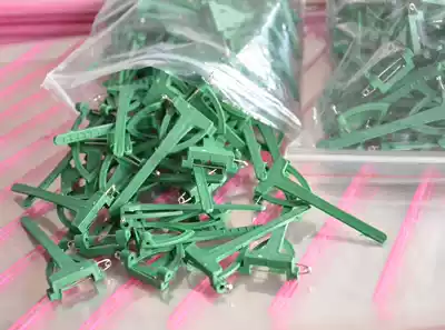 Triangle plastic brooch, chest buckle, corsage clip products, wedding wedding supplies, flower wrapping paper, diy materials