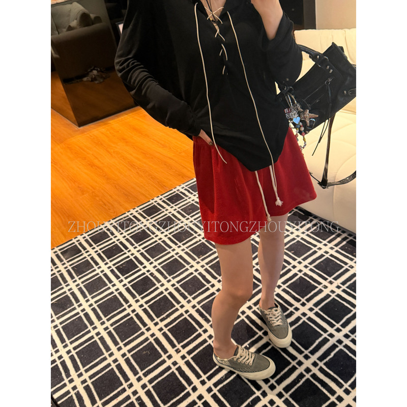 【Relaxed Shorts】 Zhou Yitong American-Style Red Sports Shorts for Women, Summer Niche Design Casual Pants for Summer