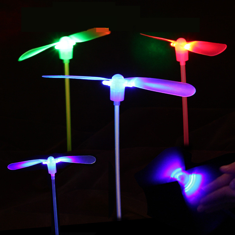 Large glowing bamboo dragonfly After the 80s nostalgic toys fly to come and go, outdoor flash toy stalls are selling hot