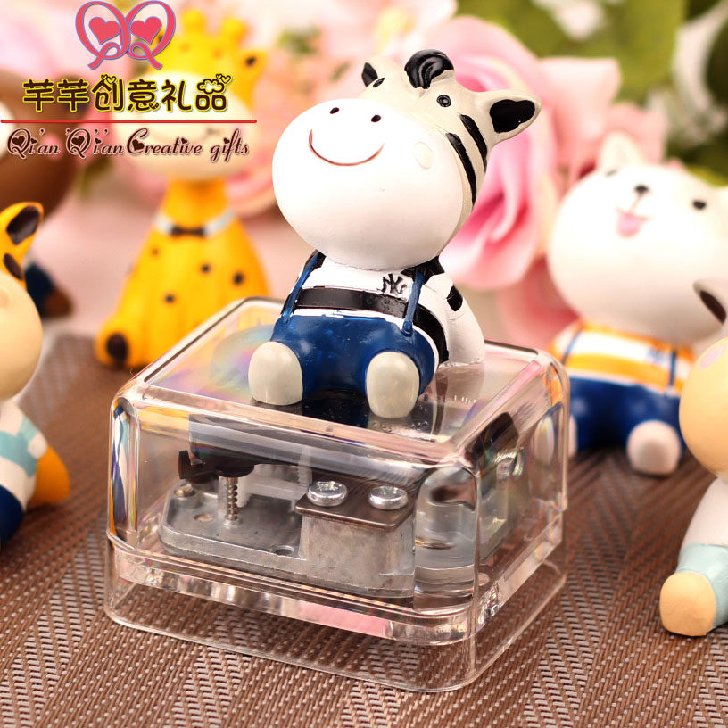 Octaphonic box transparent clockwork small square box cute doll Campus Wind music box Men's students Christmas Valentine's Day Genesis