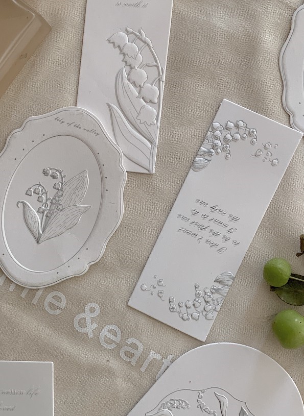 Net red florist recommends original design white lover lily of the valley series card tag daily universal