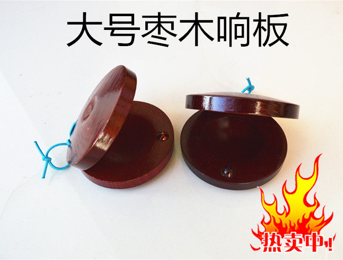 大きなナツメ材のカスタネット、木製の舞踏室、環境に優しいオルフ打楽器、3行半の韻を踏んだ小道具、舞台。