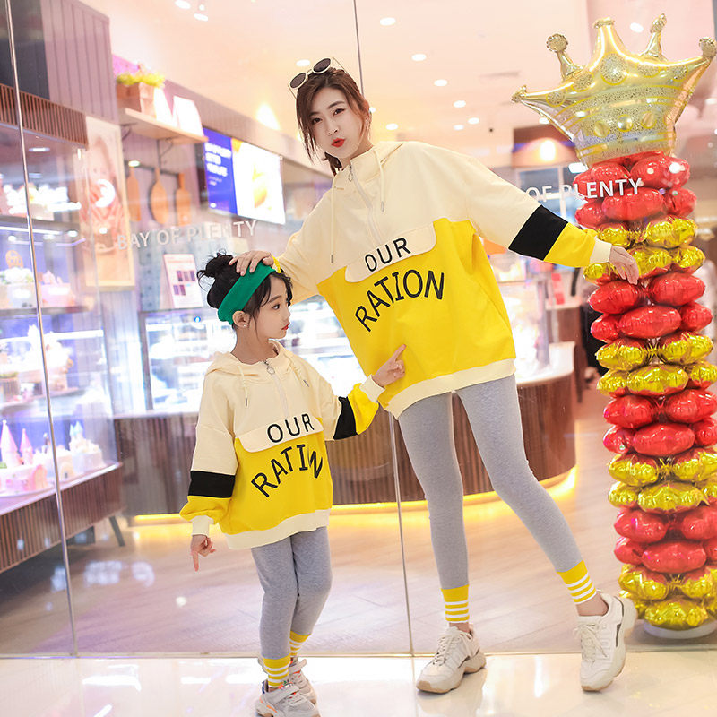 Net red parent-child wear autumn 2022 set of foreign air mother and women's clothes girls long-sleeved sweatshirt casual two-piece set of British tide
