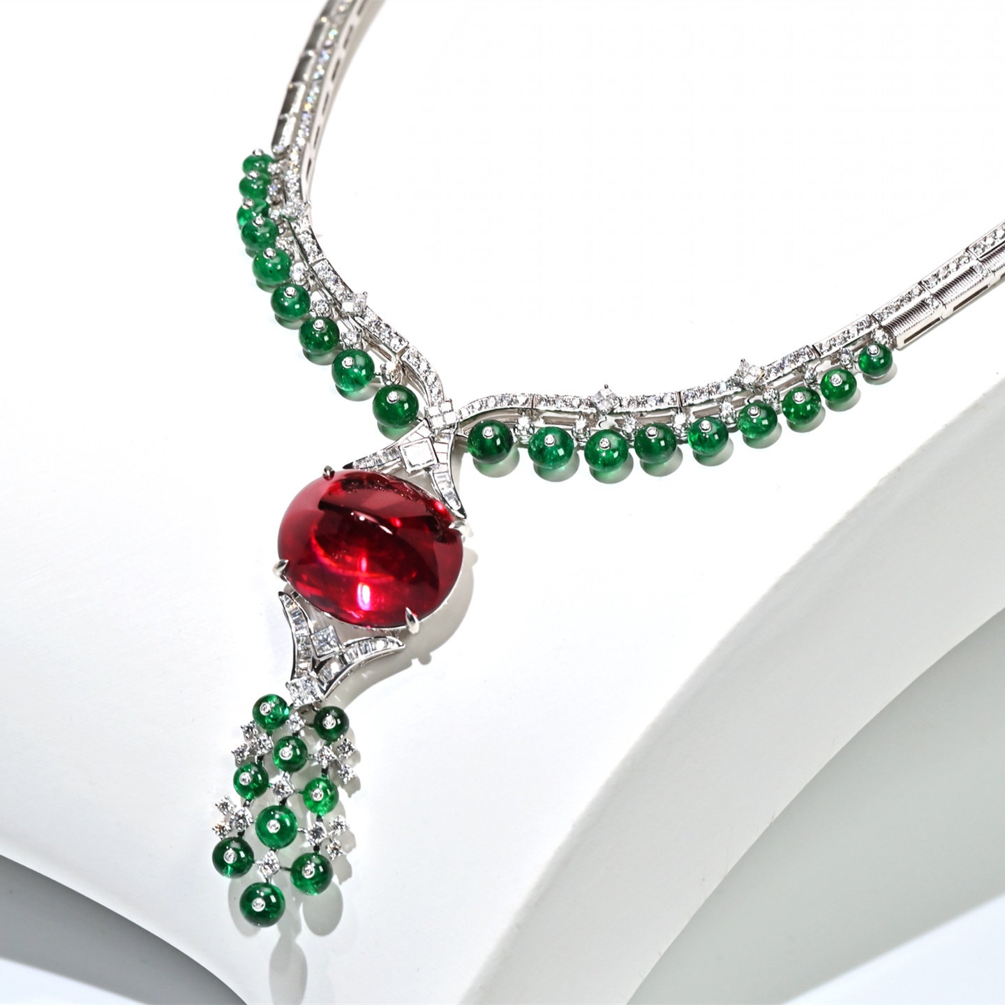 为什么18K金镶嵌鸽血红碧玺爱心戒成为2026最热门珠宝选择？