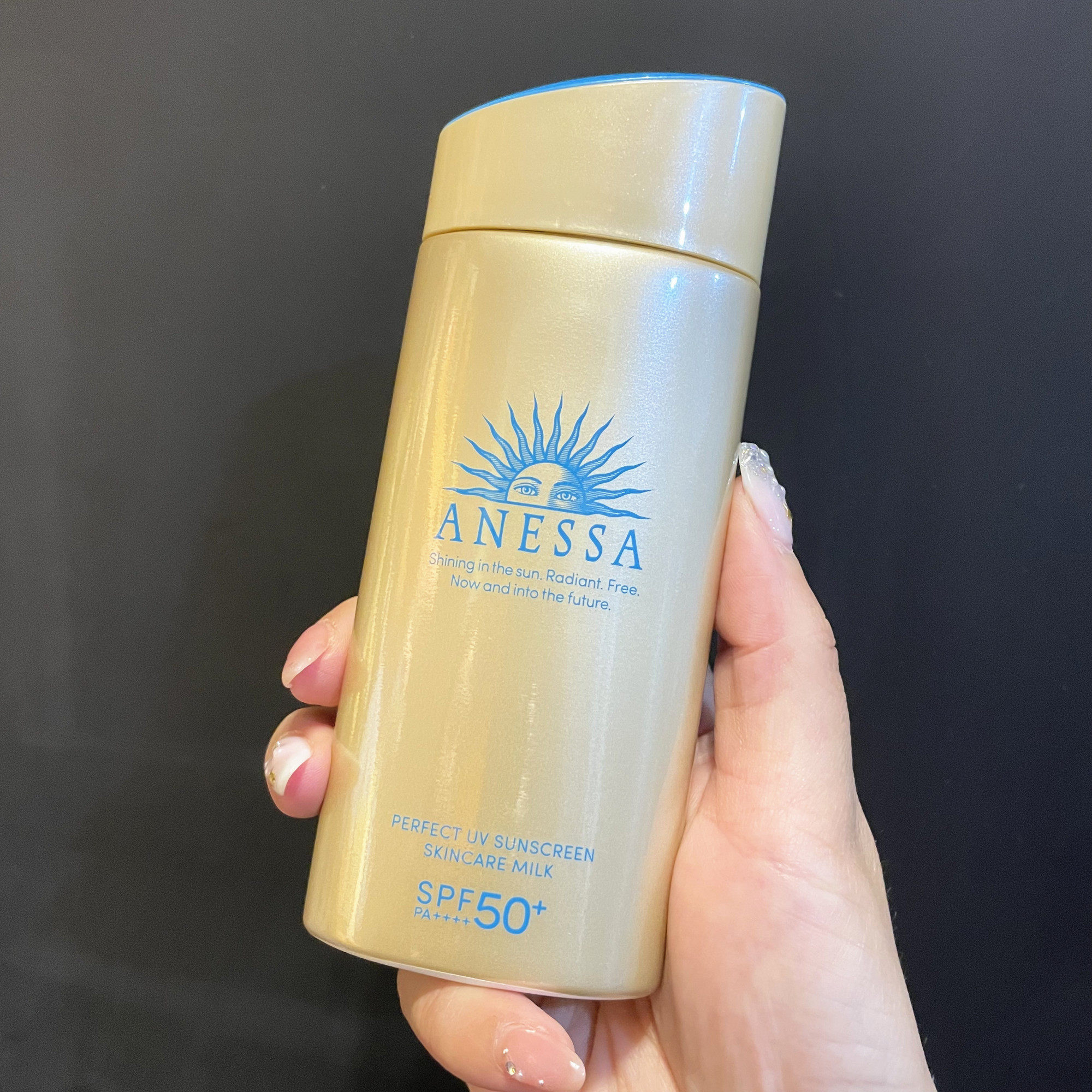 Hot summer ~ Japan's Shiseido Sun-proof sun-proof sunscreen waterproof gold bottle 90ml 22 years new version