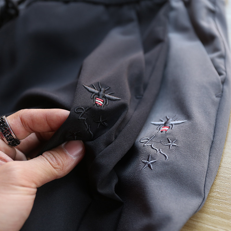 Ice Silk Glide High-Bomb Breathable Spring Summer Men Honeybee Embroidered bouquet Casual Pants PANTS DAMP Pants Damp Trousers