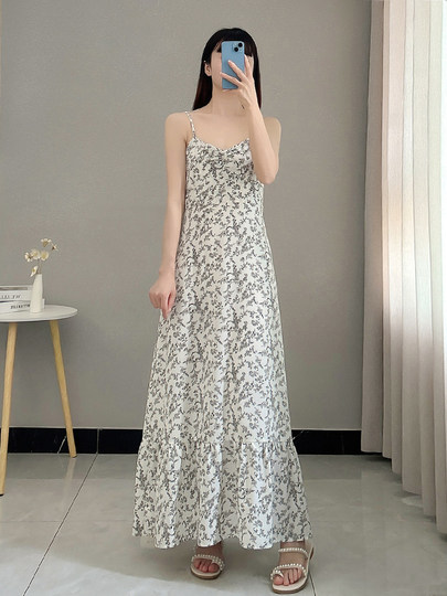 French-Style V-Neck Floral Spaghetti Strap Dress for Women, Perfect for Spring and Summer, with a Flattering Back Design That Makes You Look Slimmer and More Elegant