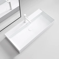 Крупные кастрюли на столешнике, мышцах, домашней керамике -в одном квадратном обработке