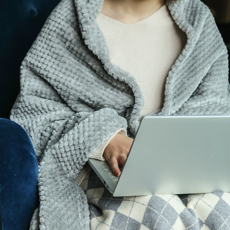 Small blanket single nap office car quilt thin sofa blanket cover leg female dormitory summer air conditioning blanket