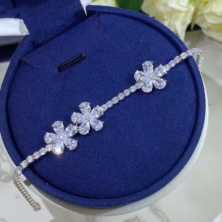 18K white gold imported from the United States Moissanite D color group inlaid with diamonds and three flowers