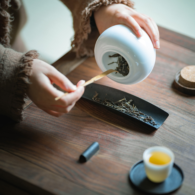 Vegetation school ceramic tea pot of white porcelain wooden cover seal pot receives the size of household black tea pu - erh tea POTS