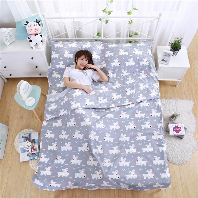 Vệ sinh được bao phủ bởi một băng vệ sinh, một khách sạn chăn du lịch, túi ngủ bẩn và một chiếc giường khách sạn. - Túi ngủ mua túi ngủ