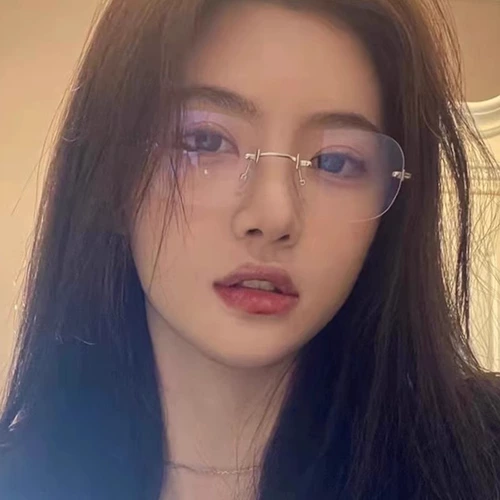 Бесплатные очки миопии -миопия женщины против рентабельного имитационного имитации