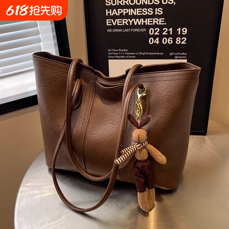 Ai Cheng Large-Capacity Bag for Women 2024 New Commuter Shoulder Bag Soft Leather Simple Versatile Tote Bag Black Brown