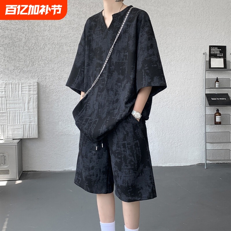 V-Neck Short-Sleeved T-Shirt Suit for Men, Summer Casual Suit with Shorts, a Stylish Lightweight Two-Piece Set, Quick-Drying, Black