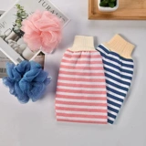 Грубые песочные полотенца купают полотенце, мужчины потирают перчатки, растирают грязь, не причиняют вреда взрослым, потирают обратно в пепел, чтобы купаться