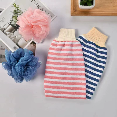 Грубые песочные полотенца купают полотенце, мужчины потирают перчатки, растирают грязь, не причиняют вреда взрослым, потирают обратно в пепел, чтобы купаться