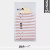 Потирая полотенце для ванны розовое