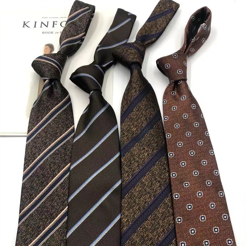 アメリカンレトロ香港スタイルのメンズネクタイ、幅広の手編みブリティッシュスタイルのレディースブラウンカーキストライプネクタイ（結婚式新郎用）