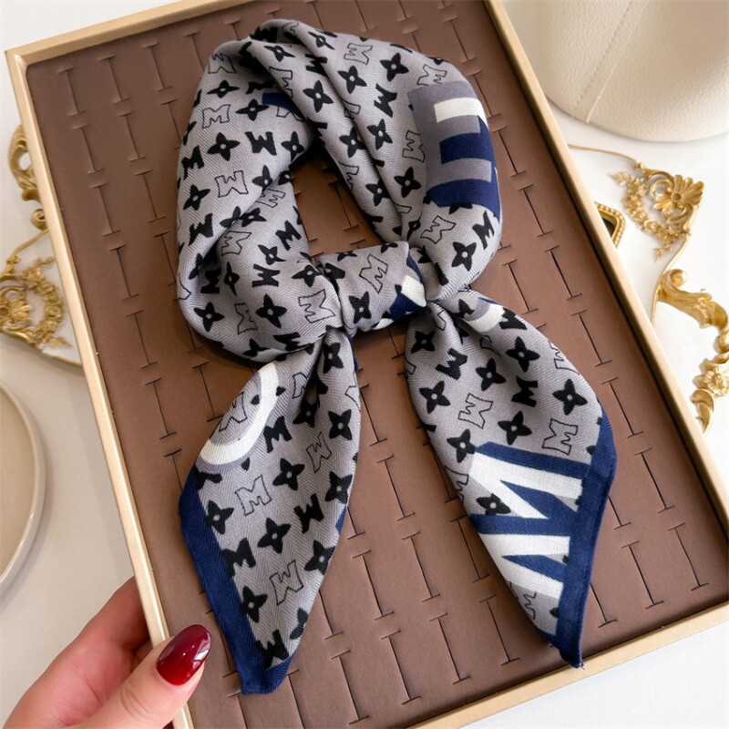 万能ショール、ヘッドスカーフ、小さな正方形のスカーフ、ネックウォーマー、スカーフ、女性用レタープリントの高品質フェイクシルクスカーフ、薄手のベルベットプリント、春秋