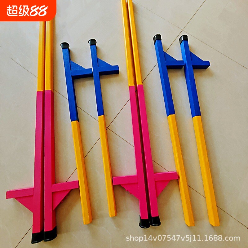 子供用の無垢材の竹馬、純粋な木製の竹馬、幼稚園児や小学生が竹馬に乗って歩く、民俗的な伝統。