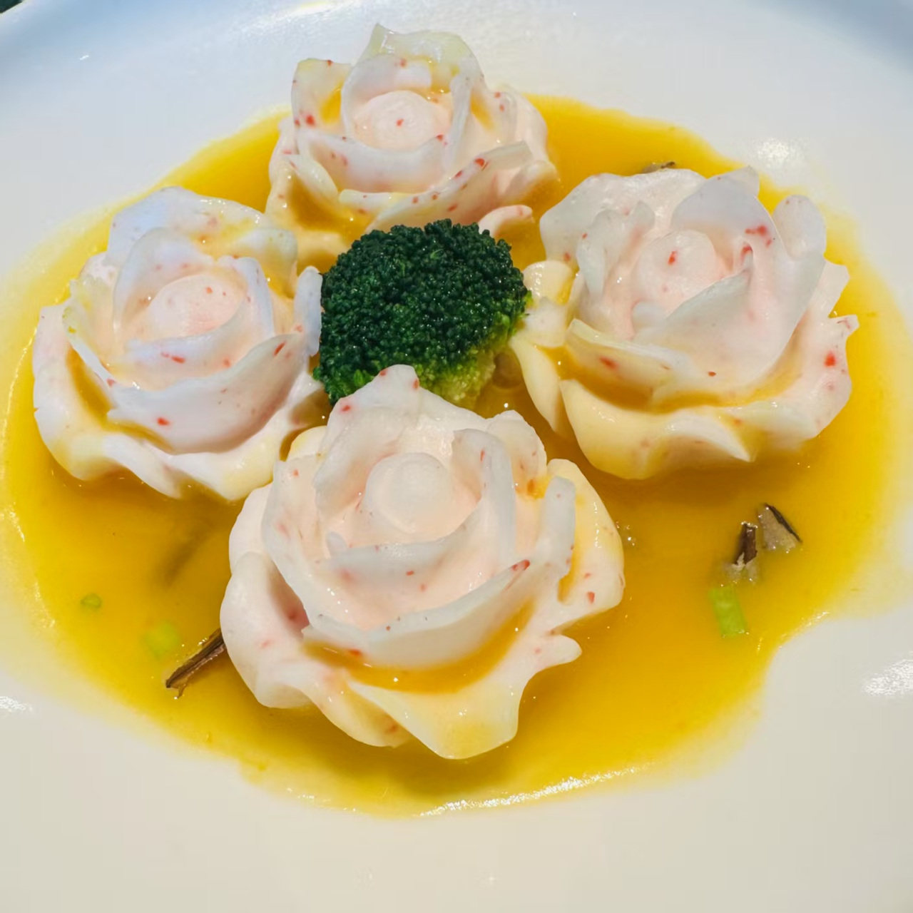 鳕鱼玫瑰花火锅新吃法！四川重庆网红酒店必点半成品食材揭秘-鳕鱼-淘宝百科网