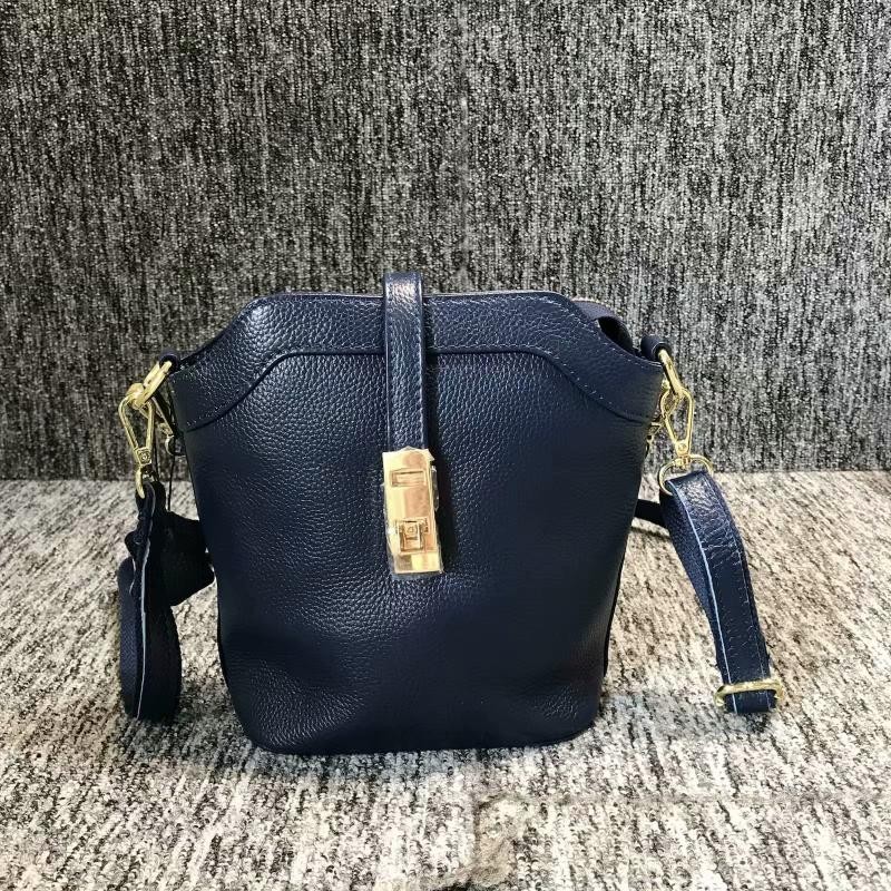 Foreign Trade Tail Goods Handling Genuine Leather Women Bag Han Version Female Baotou Layer Cow Leather Women's Single Shoulder Bag Tide Water Bucket Bag Lock Catch