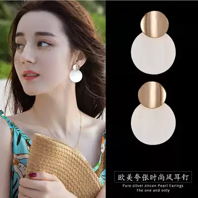 2021 new earrings female fashion Joker temperament exaggerated atmosphere senior sense light luxury shell earring 2020 tide